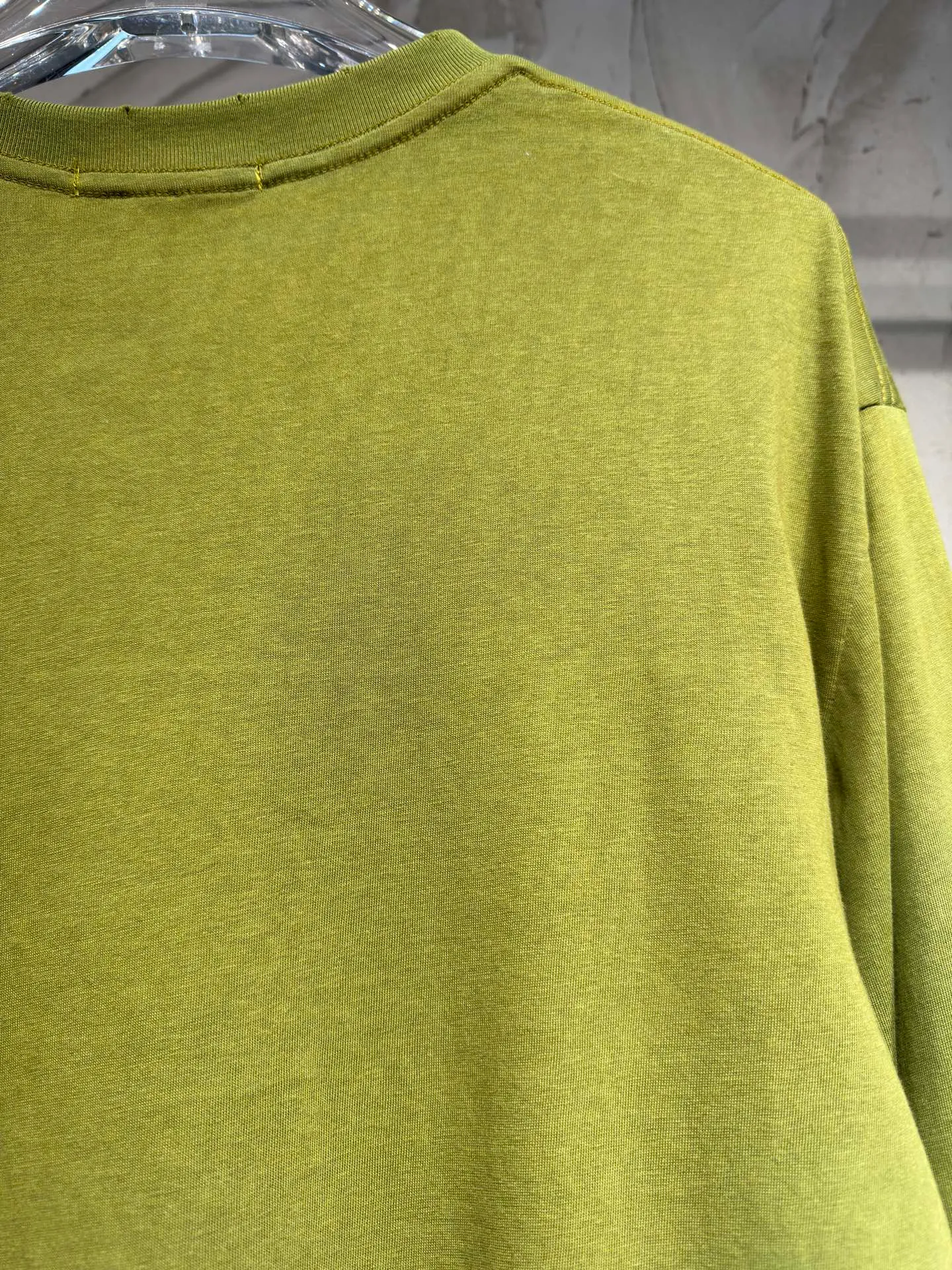 The highest version of Acne Studios long-sleeved Series distressed, dirty and mud-dyed long-sleeved T-shirts. The long-sleeved T-shirts with stir-fried colors and distressed edges are not picky. The snowflake cotton fabric feels soft and smooth and is not easy to wash. The fabric has been processed so it is sturdier than the quality ones in the counter. It can be used as sun protection clothing in summer. The same fabric as the original one is relatively thin. The feel and count are in place. The fried yellowing effect is cool. The printing effect is also in place. Details are online for comparison. 1 color four codes #long sleeve t-shirt # #acne Color: White, Black, Light Blue, Light Pink, Purple, Green Size: S M LXL